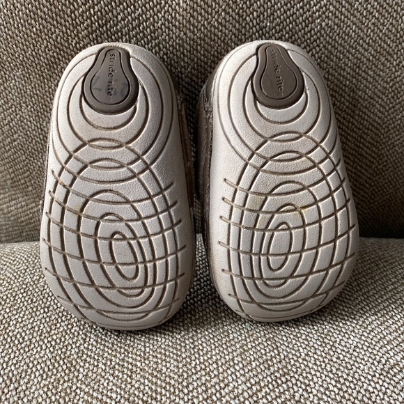 Stride Rite Boys Kylin Soft Sole Sneaker W/Memory Foam Insoles. Brown/Tan. SZ 4W - Picture 6 of 16